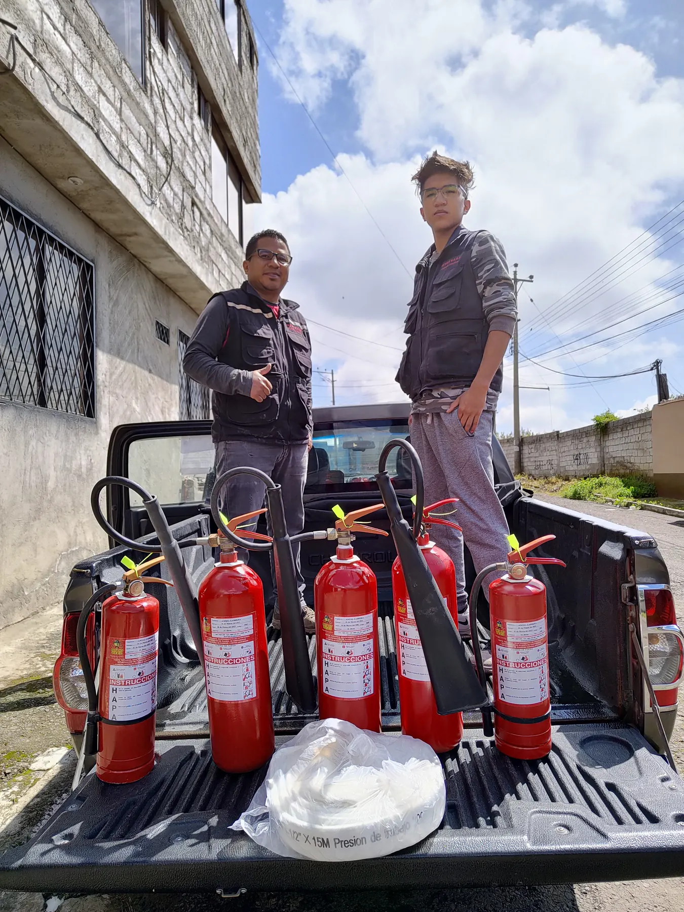 Personal de EXTINT S.E.E.D con equipos contra incendios