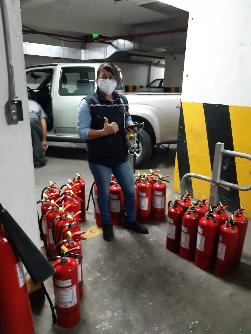 Personal verificando un lote de extintores